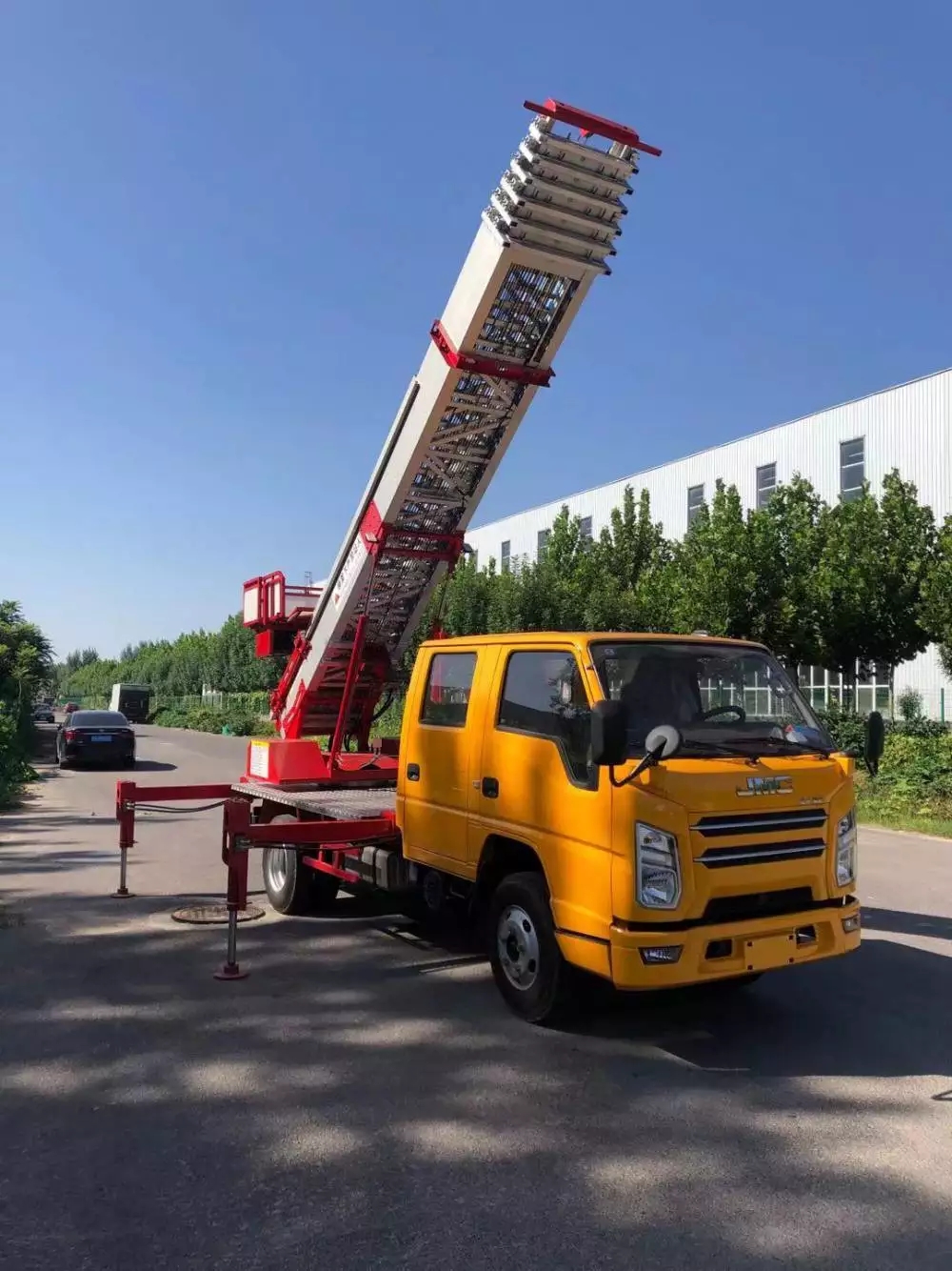 无锡新吴附近的云梯车出租服务：轻松解决高空作业需求